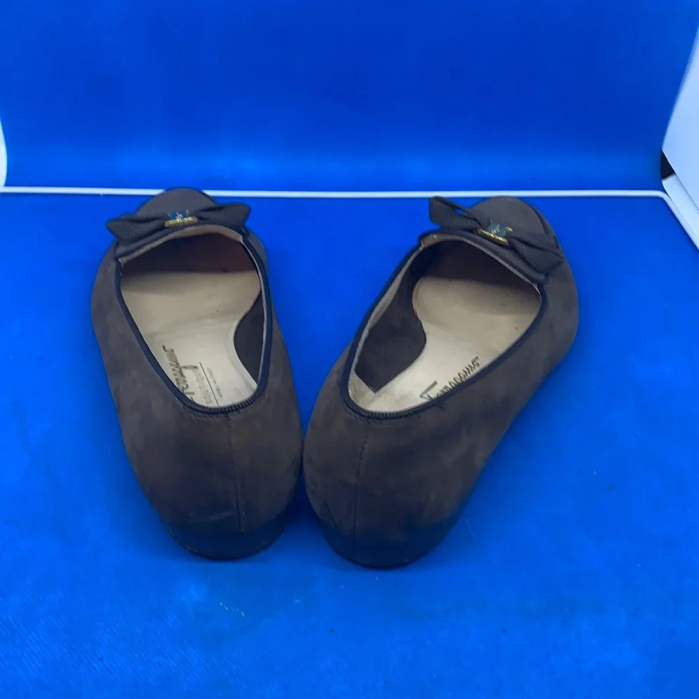 Salvatore Ferragamo Brown suede with gold hardware ‎ bow 6C